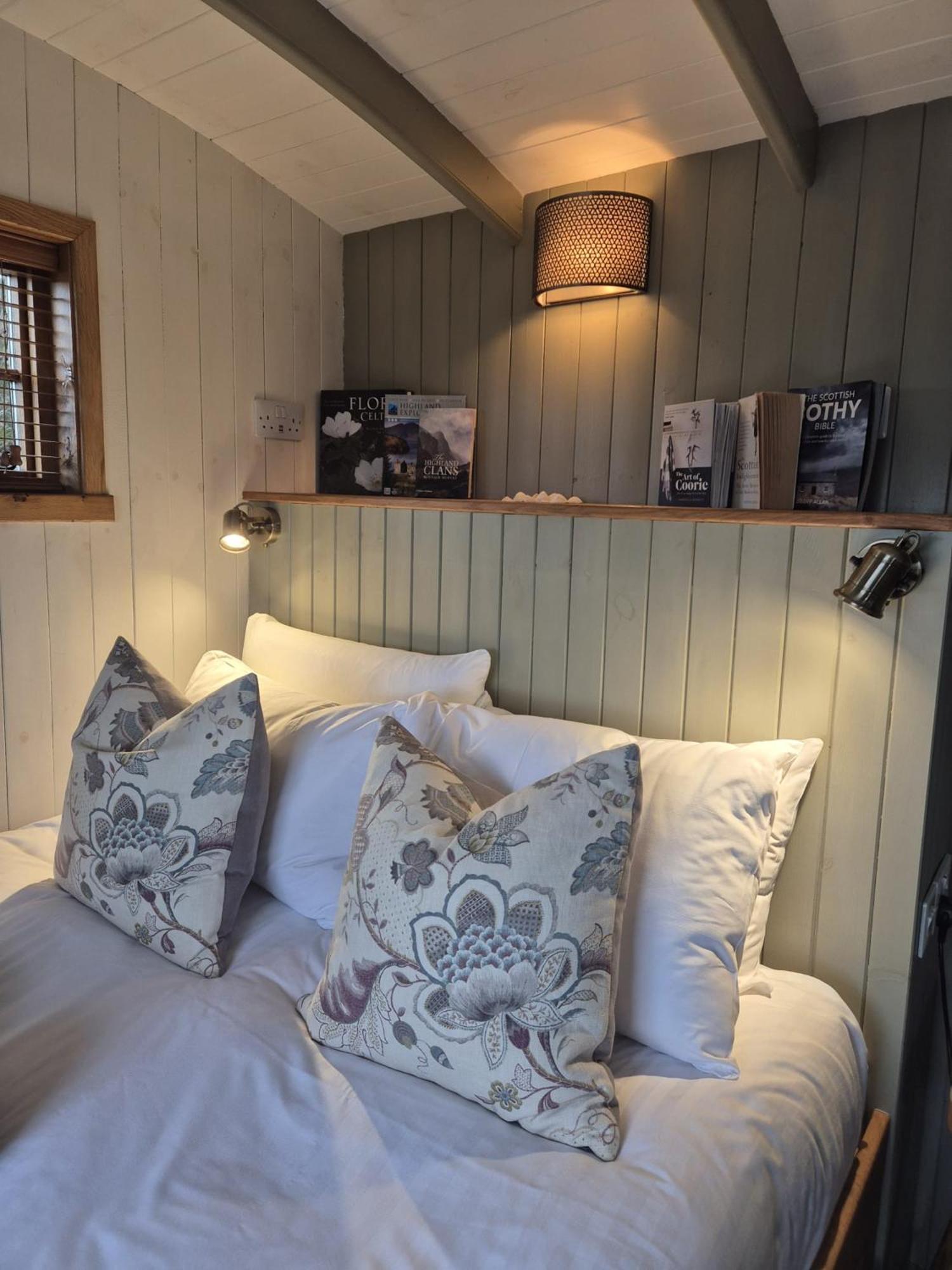 Corry Lodge Estate - Sheperds Huts Or Container Stays With Sea View บรอดฟอร์ด ภายนอก รูปภาพ