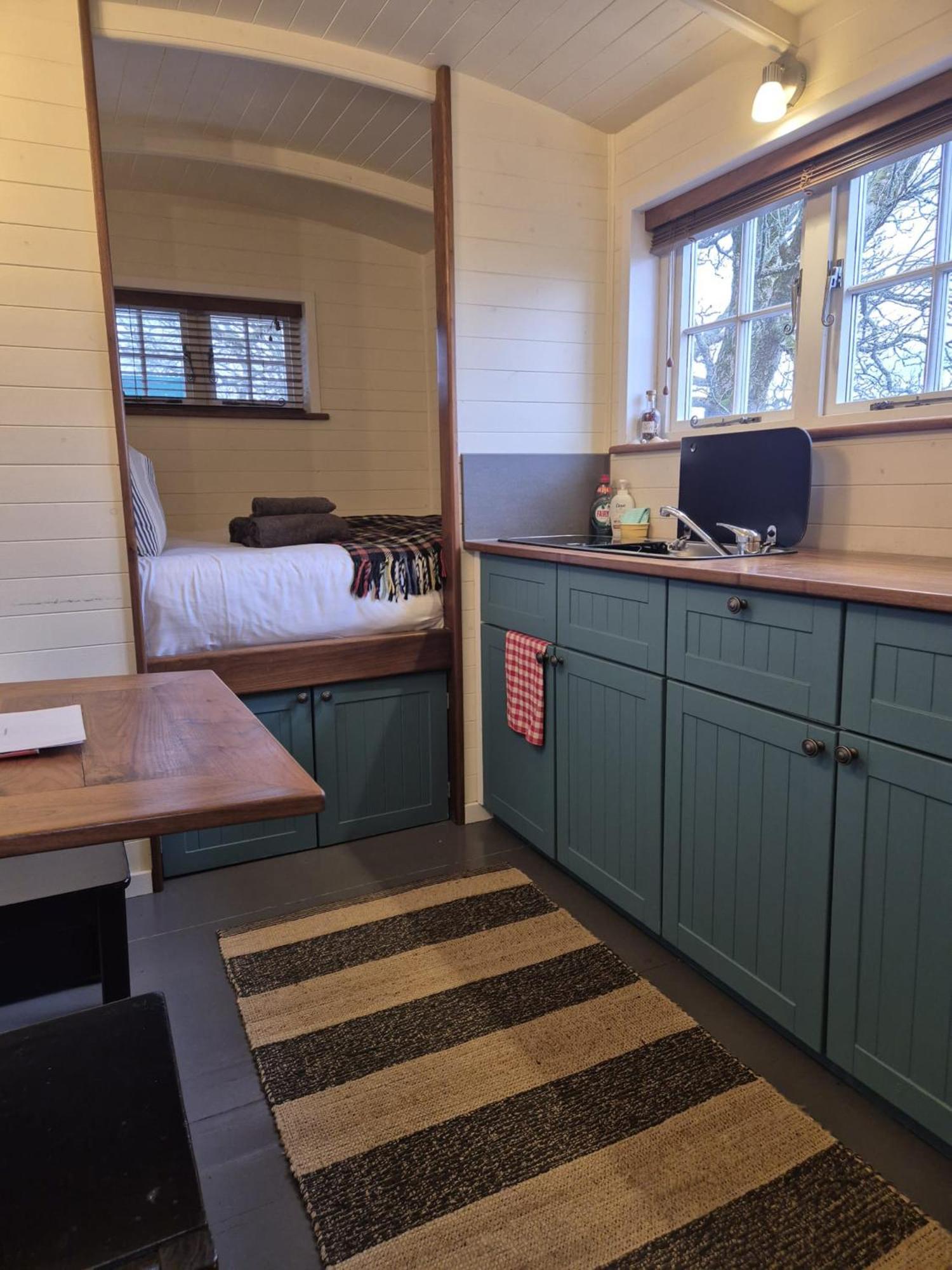 Corry Lodge Estate - Sheperds Huts Or Container Stays With Sea View บรอดฟอร์ด ภายนอก รูปภาพ