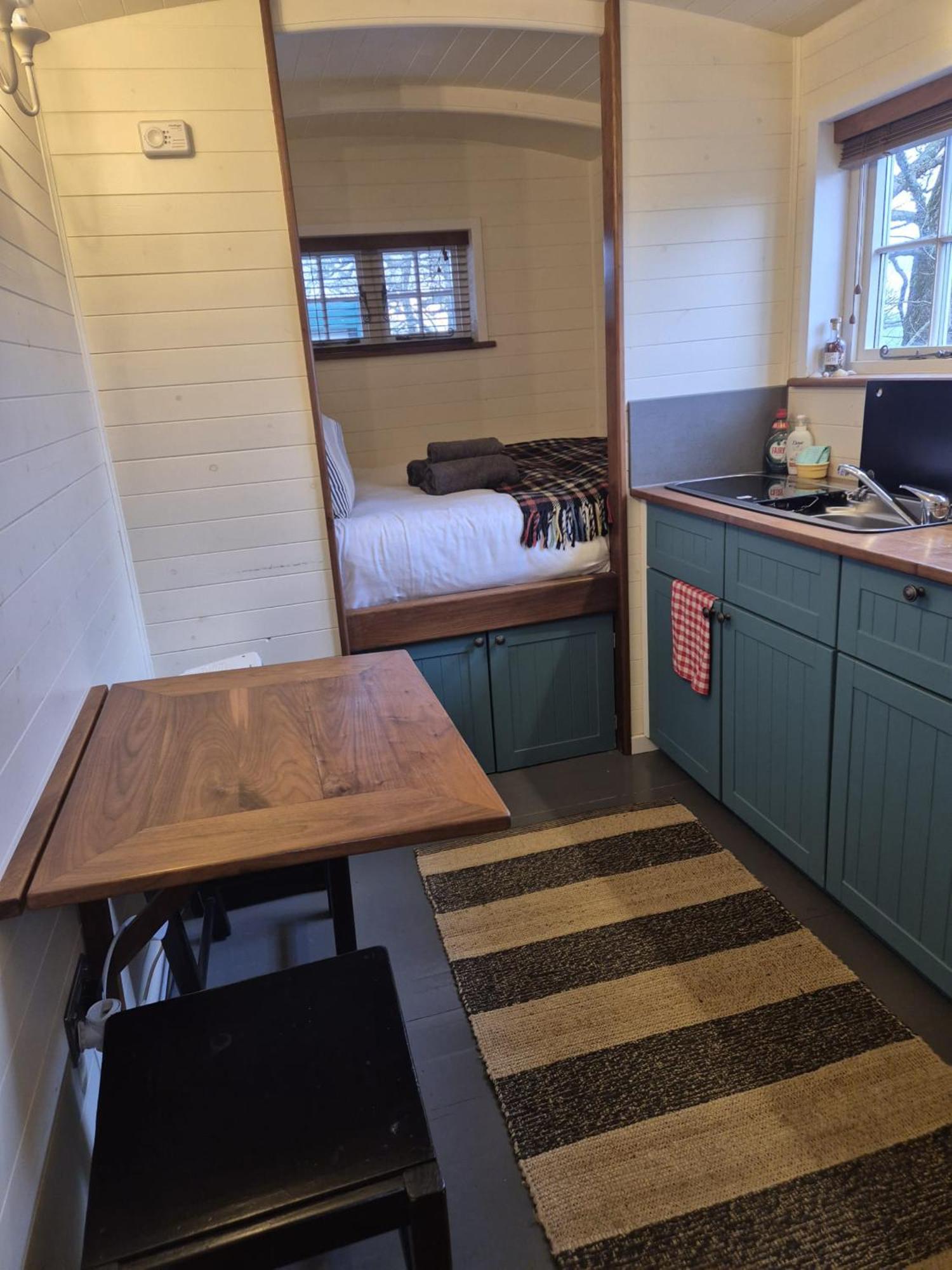 Corry Lodge Estate - Sheperds Huts Or Container Stays With Sea View บรอดฟอร์ด ภายนอก รูปภาพ