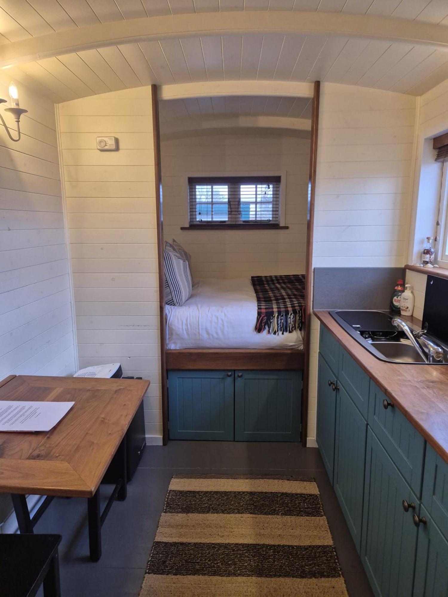 Corry Lodge Estate - Sheperds Huts Or Container Stays With Sea View บรอดฟอร์ด ภายนอก รูปภาพ